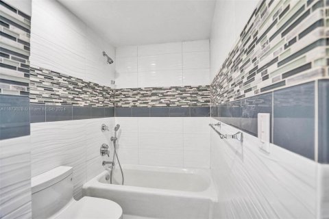 Condo in Miami Beach, Florida, 3 bedrooms  № 1937677 - photo 28