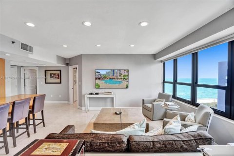 Condo in Miami Beach, Florida, 3 bedrooms  № 1937677 - photo 2