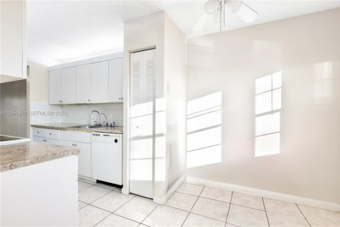 Copropriété à vendre à Pembroke Pines, Floride: 2 chambres, 102.75 m2 № 2153166 - photo 4