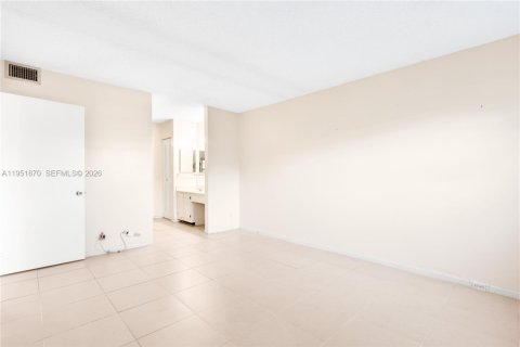 Copropriété à vendre à Pembroke Pines, Floride: 2 chambres, 102.75 m2 № 2153166 - photo 15
