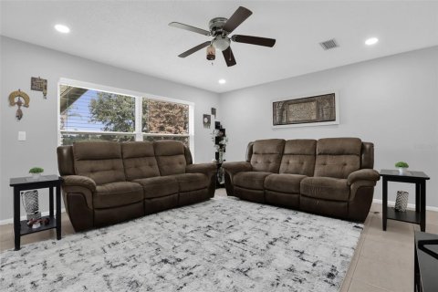 House in Casselberry, Florida 3 bedrooms, 119.66 sq.m. № 2408723 - photo 4
