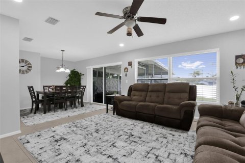 House in Casselberry, Florida 3 bedrooms, 119.66 sq.m. № 2408723 - photo 3