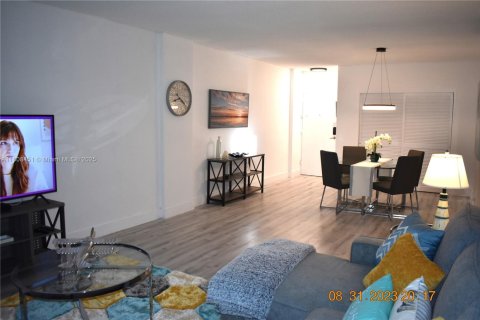 Condominio en venta en Hollywood, Florida, 1 dormitorio, 81.2 m2 № 1745701 - foto 18