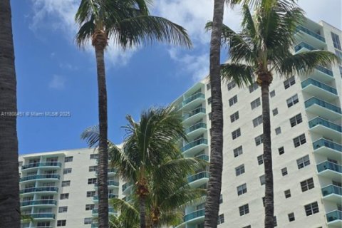 Condominio en venta en Hollywood, Florida, 1 dormitorio, 81.2 m2 № 1745701 - foto 25