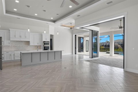 House in Cape Coral, Florida 4 bedrooms, 317.91 sq.m. № 1857043 - photo 7