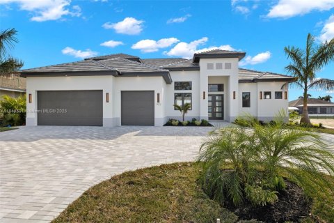 House in Cape Coral, Florida 4 bedrooms, 317.91 sq.m. № 1857043 - photo 1