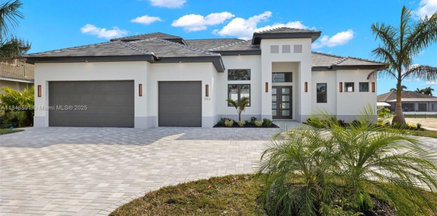 House in Cape Coral, Florida 4 bedrooms, 317.91 sq.m. № 1857043