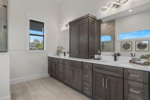 House in Cape Coral, Florida 4 bedrooms, 317.91 sq.m. № 1857043 - photo 19