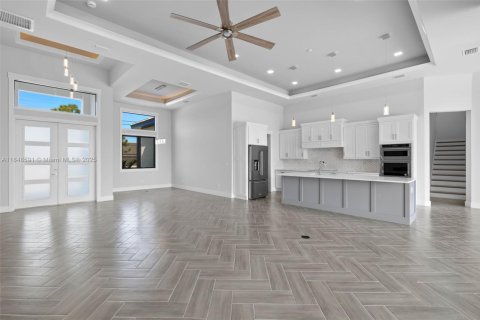 House in Cape Coral, Florida 4 bedrooms, 317.91 sq.m. № 1857043 - photo 8