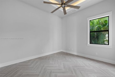House in Cape Coral, Florida 4 bedrooms, 317.91 sq.m. № 1857043 - photo 24