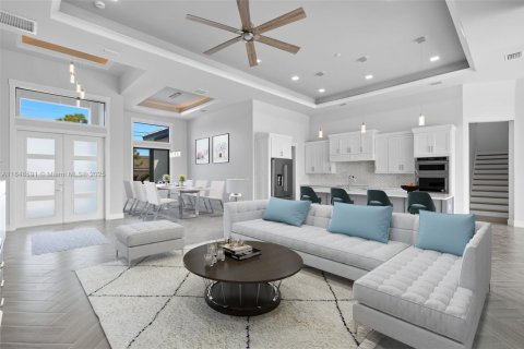 House in Cape Coral, Florida 4 bedrooms, 317.91 sq.m. № 1857043 - photo 6
