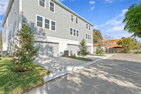 Townhouse in Tampa, Florida 4 bedrooms, 209.87 sq.m. № 1414476 - photo 4