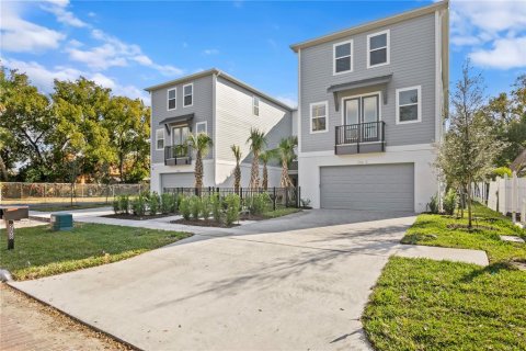 Townhouse in Tampa, Florida 4 bedrooms, 209.87 sq.m. № 1414476 - photo 2