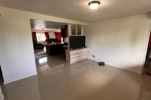 House in Pinellas Park, Florida 3 bedrooms, 126.07 sq.m. № 1823326 - photo 5