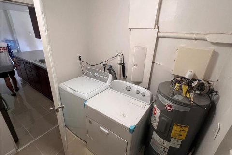 House in Pinellas Park, Florida 3 bedrooms, 126.07 sq.m. № 1823326 - photo 17