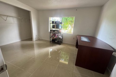 House in Pinellas Park, Florida 3 bedrooms, 126.07 sq.m. № 1823326 - photo 11