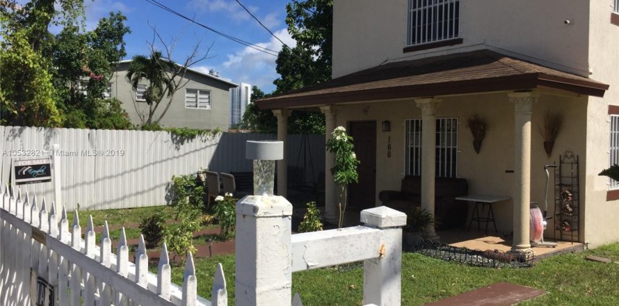 House in Miami, Florida 3 bedrooms, 141.21 sq.m. № 1984869