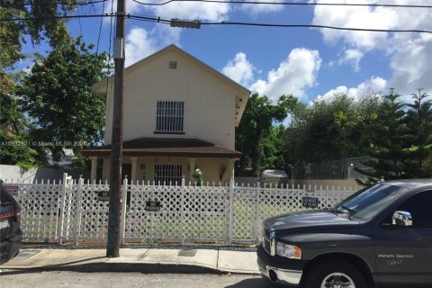 House in Miami, Florida 3 bedrooms, 141.21 sq.m. № 1984869 - photo 2