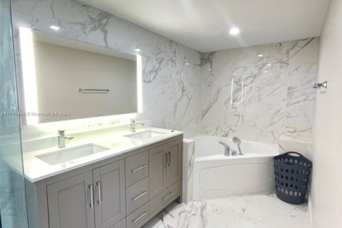 Condo in Sunny Isles Beach, Florida, 2 bedrooms № 2036939 - photo 5