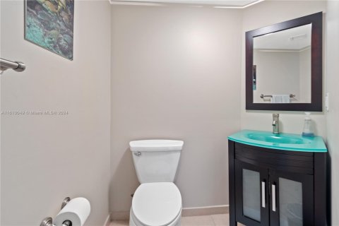 Condo in Sunny Isles Beach, Florida, 2 bedrooms № 2036939 - photo 17