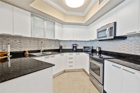 Condo in Sunny Isles Beach, Florida, 2 bedrooms № 2036939 - photo 11