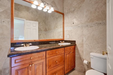 House in Pinecrest, Florida 5 bedrooms, 280.19 sq.m. № 1946532 - photo 13