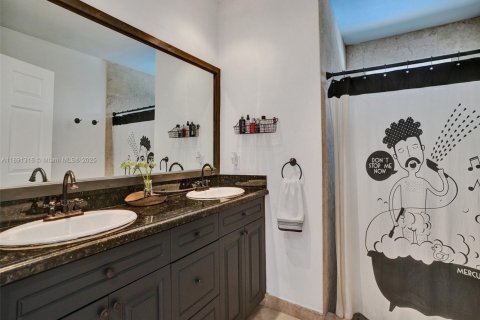 House in Pinecrest, Florida 5 bedrooms, 280.19 sq.m. № 1946532 - photo 18