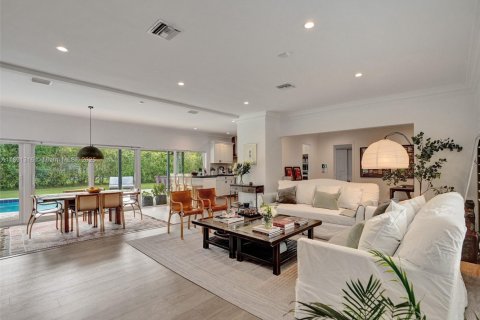 House in Pinecrest, Florida 5 bedrooms, 280.19 sq.m. № 1946532 - photo 1