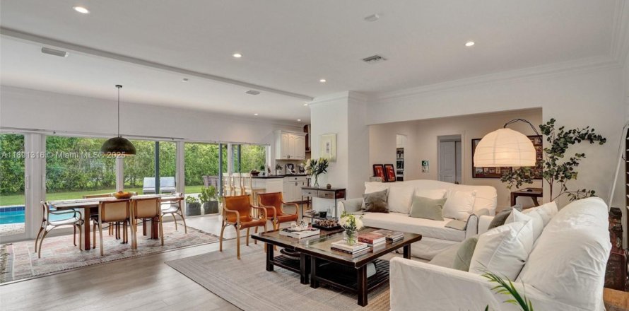 House in Pinecrest, Florida 5 bedrooms, 280.19 sq.m. № 1946532