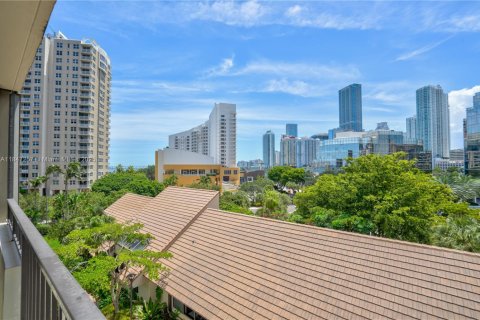 Condo in Miami, Florida, 2 bedrooms № 1942154 - photo 4