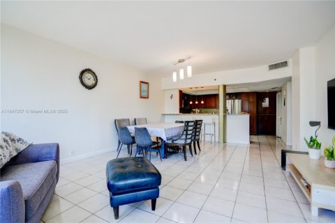 Condo in Miami, Florida, 2 bedrooms № 1942154 - photo 7