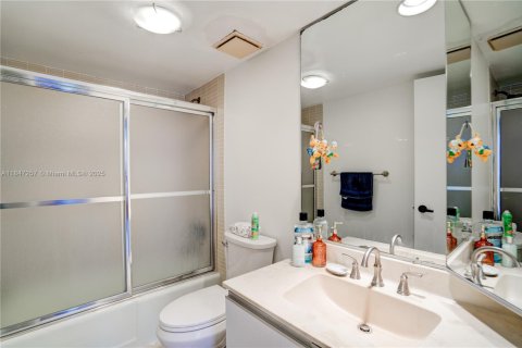 Condo in Miami, Florida, 2 bedrooms № 1942154 - photo 13