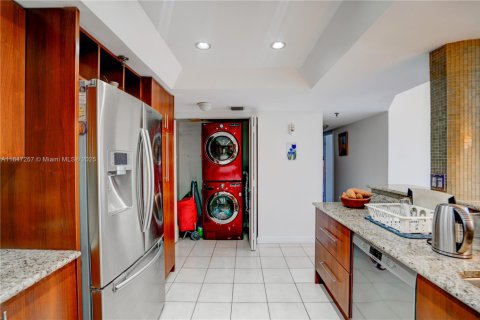 Condo in Miami, Florida, 2 bedrooms № 1942154 - photo 9