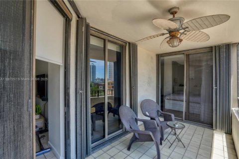 Condo in Miami, Florida, 2 bedrooms № 1942154 - photo 5