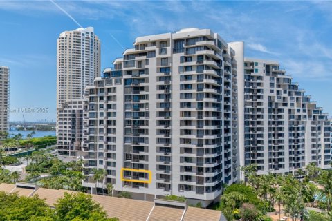 Condo in Miami, Florida, 2 bedrooms № 1942154 - photo 1