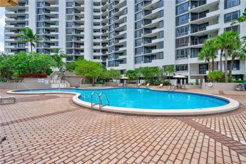 Condo in Miami, Florida, 2 bedrooms № 1942154 - photo 19