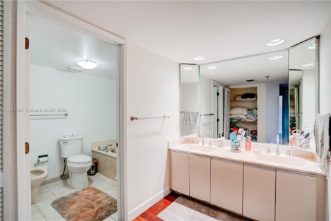 Condo in Miami, Florida, 2 bedrooms № 1942154 - photo 11