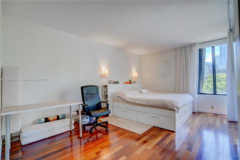 Condo in Miami, Florida, 2 bedrooms № 1942154 - photo 10