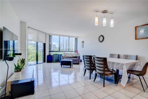 Condo in Miami, Florida, 2 bedrooms № 1942154 - photo 3