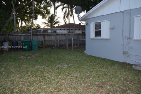 House in Cutler Bay, Florida 2 bedrooms, 94.3 sq.m. № 1985921 - photo 14