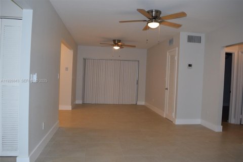 House in Cutler Bay, Florida 2 bedrooms, 94.3 sq.m. № 1985921 - photo 4