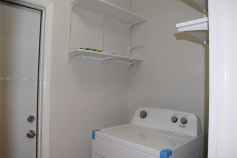 House in Cutler Bay, Florida 2 bedrooms, 94.3 sq.m. № 1985921 - photo 8