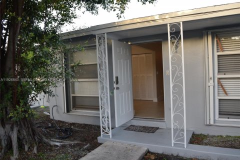 House in Cutler Bay, Florida 2 bedrooms, 94.3 sq.m. № 1985921 - photo 3