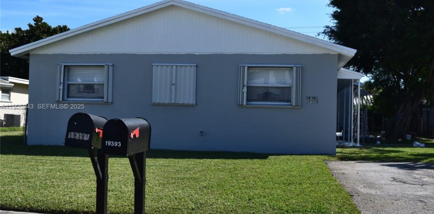 House in Cutler Bay, Florida 2 bedrooms, 94.3 sq.m. № 1985921