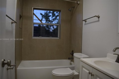 House in Cutler Bay, Florida 2 bedrooms, 94.3 sq.m. № 1985921 - photo 9