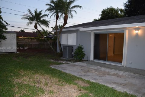House in Cutler Bay, Florida 2 bedrooms, 94.3 sq.m. № 1985921 - photo 13