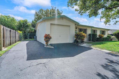 House in Palm Beach Gardens, Florida 3 bedrooms, 118.73 sq.m. № 1951550 - photo 2