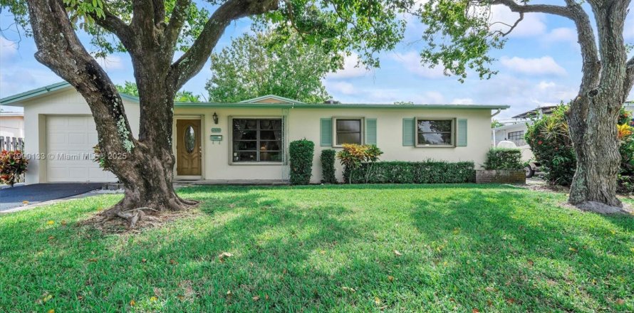 House in Palm Beach Gardens, Florida 3 bedrooms, 118.73 sq.m. № 1951550
