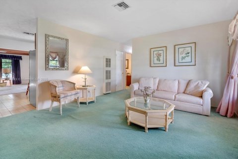 House in Palm Beach Gardens, Florida 3 bedrooms, 118.73 sq.m. № 1951550 - photo 3