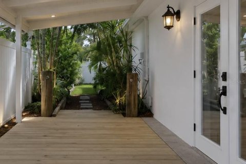 House in Saint Petersburg, Florida 3 bedrooms, 114.27 sq.m. № 2223393 - photo 9